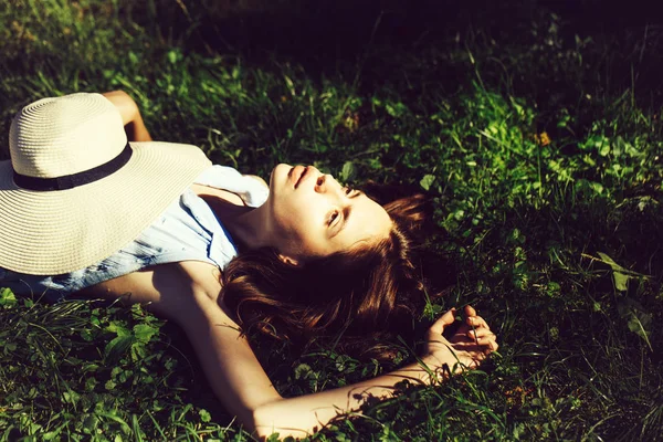 Chica bonita acostada sobre hierba verde —  Fotos de Stock