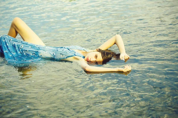सुंदर लड़की पानी में lies — स्टॉक फ़ोटो, इमेज