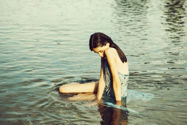 Красивая девушка в воде — стоковое фото
