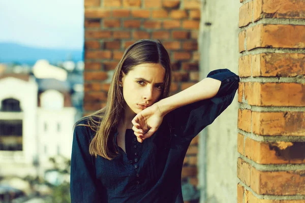 Menina bonita na parede de tijolo — Fotografia de Stock