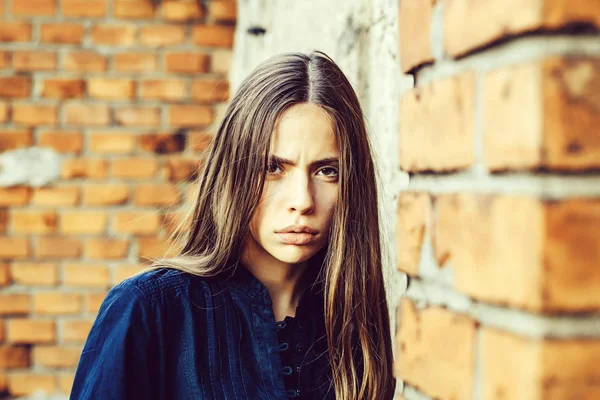 Tuğla duvar güzel kız