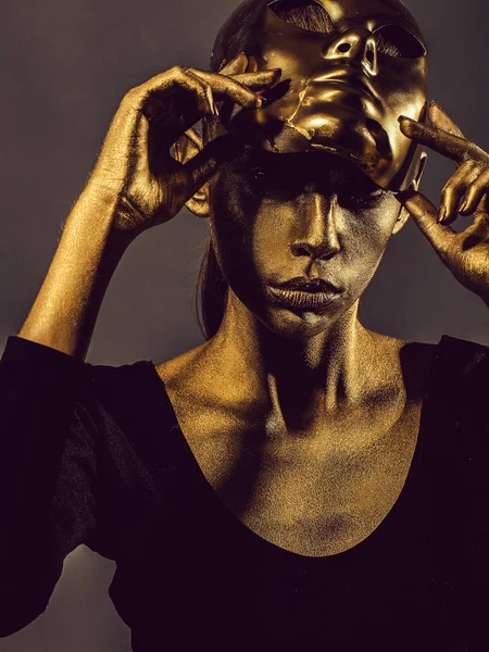 Sexy pretty gouden vrouw in masker — Stockfoto