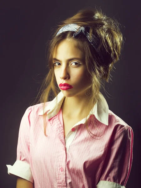 Menina bonita na camisa rosa — Fotografia de Stock