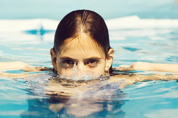 Mujer sexy en la piscina — Foto de Stock