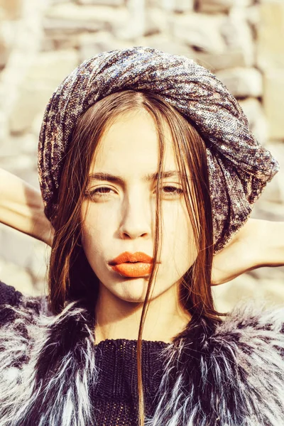 Mujer de moda con labios naranjas — Foto de Stock