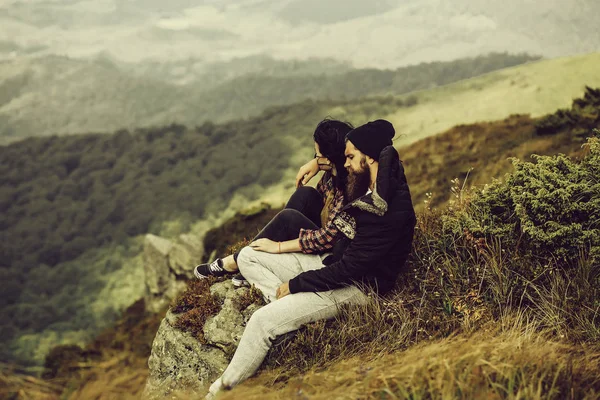 Hombre Chica Pareja Hipster Sentarse Pendiente Cubierta Bosque Hierba Verde — Foto de Stock