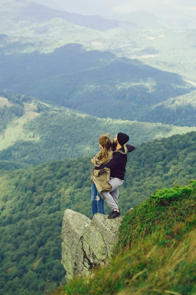 Dağ tepe üzerinde Romantik Çift — Stok fotoğraf