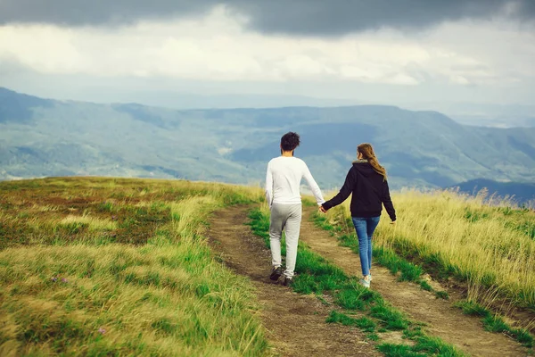 Par gå på fältet vägen — Stockfoto