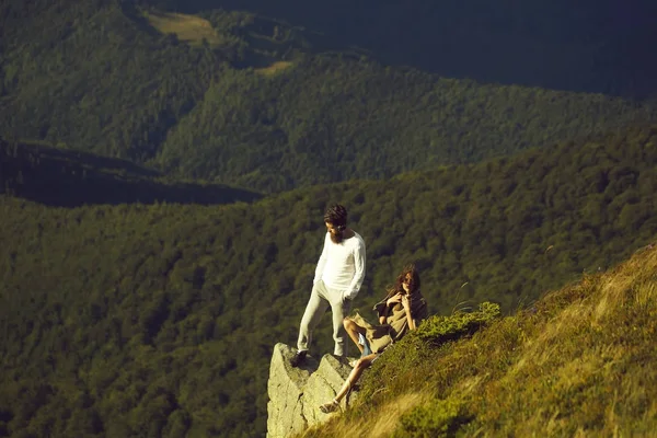 Romantic couple on mountain top — Stock Photo, Image