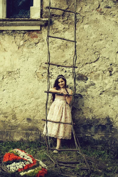 İp merdiven üzerinde elbiseli küçük kız