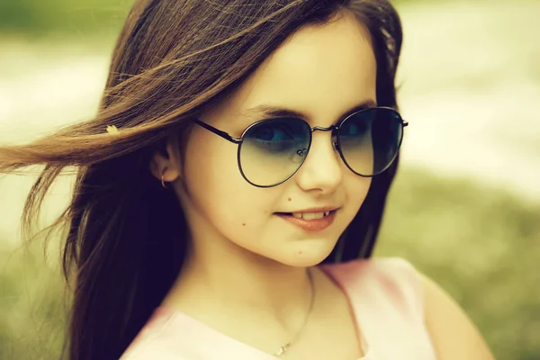 Niña pequeña en gafas de sol — Foto de Stock