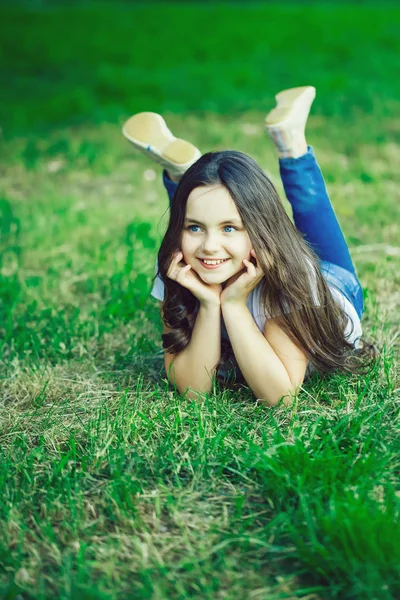Kleines Mädchen auf grünem Gras — Stockfoto
