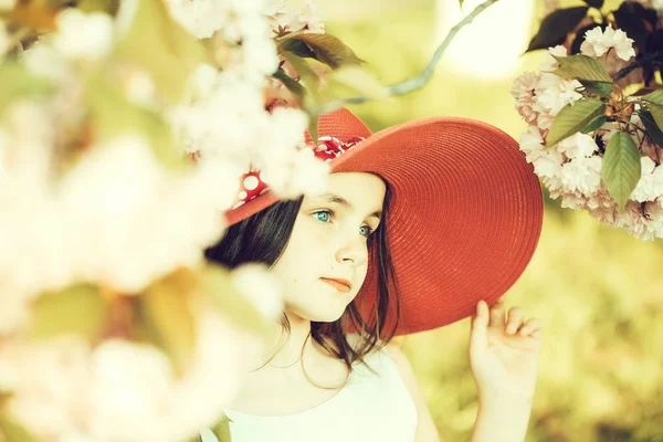 Dívka v klobouku s bloom — Stock fotografie