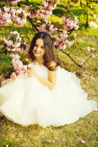 Niña en flor rosa —  Fotos de Stock