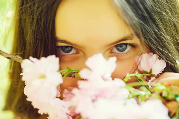 Menina bonito em flor — Fotografia de Stock