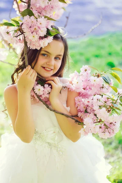 A tavaszi virágzás kislány — Stock Fotó