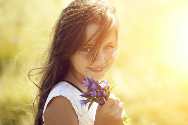 Petite fille avec des fleurs — Photo