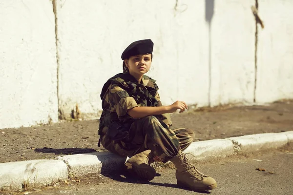 Ung flicka i armén kamouflage — Stockfoto