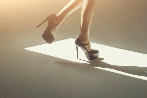 Femmina gambe sexy in scarpe — Foto Stock