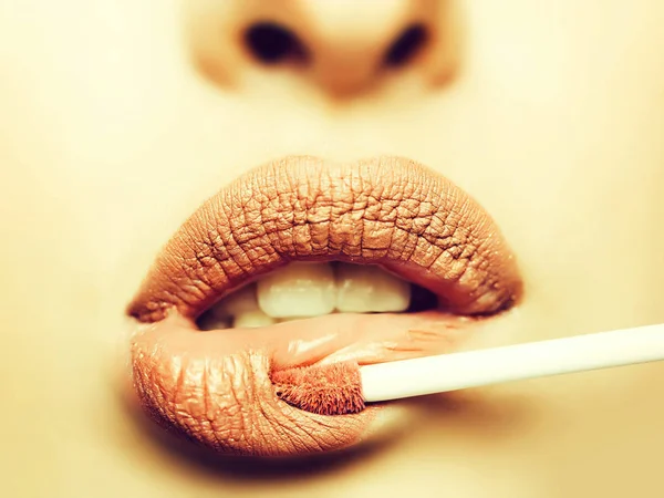 Coloring lips with gloss stick — Stock Photo, Image