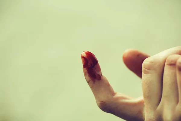 Криваві людини пальця — стокове фото