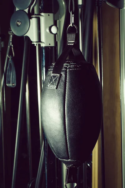 Siyah deri boks kum torbası