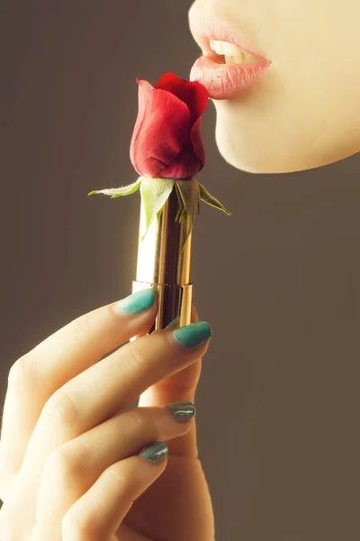 Mains féminines avec rouge à lèvres rose — Photo