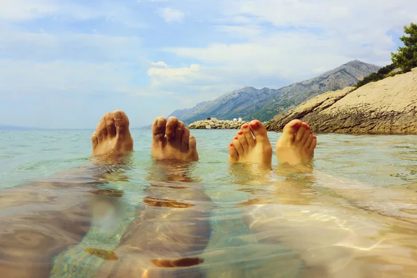 Pies humanos en el agua — Foto de Stock