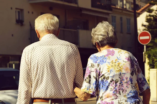 Casal sênior andando na cidade — Fotografia de Stock