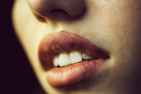 Lábios Femininos Com Batom Cor Pêssego Boca Aberta Com Dentes — Fotografia de Stock