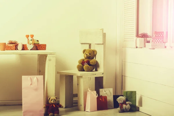 Cajas de regalo coloridas, bolsas, corazones y juguetes para el día de San Valentín — Foto de Stock