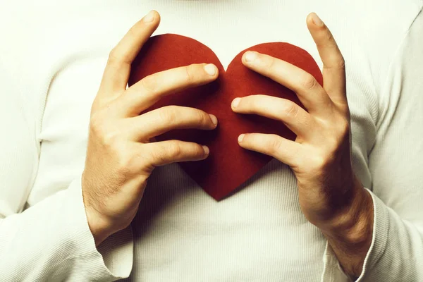 Romantisk man med papper hjärta — Stockfoto