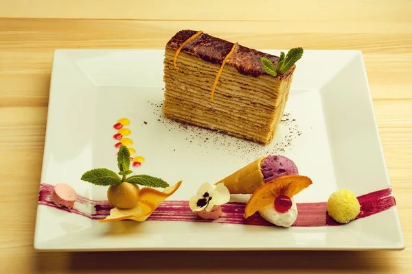 Bir şekilde dekore edilmiş tatlı pasta