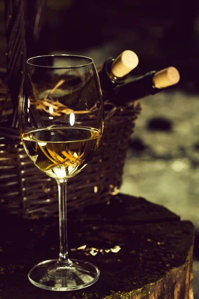 Şarap cam şişe sepet içinde yakınındaki