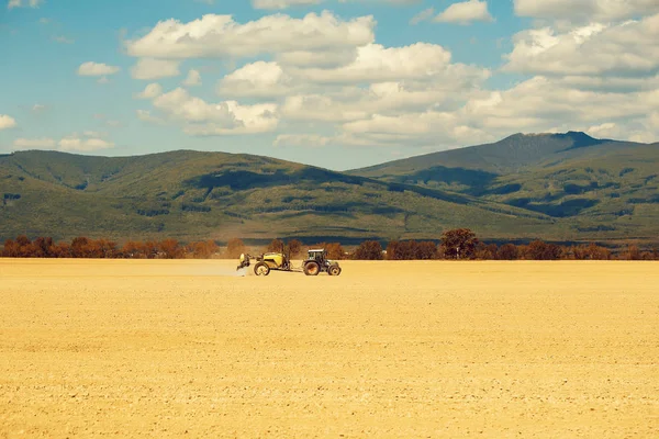 Granja tractores en el campo — Foto de Stock