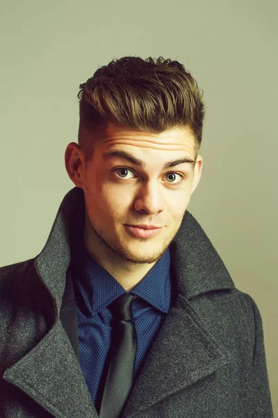 yakışıklı seksi şık erkek gülümseyen