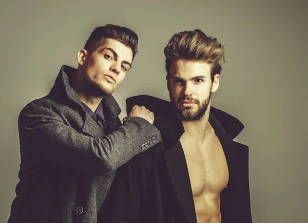 Красиві серйозні сексуальні стильні чоловіки друзі — стокове фото