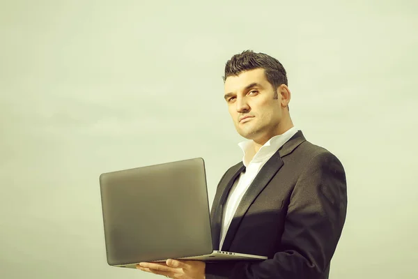 Liikemies kannettava tietokone ulkona — kuvapankkivalokuva