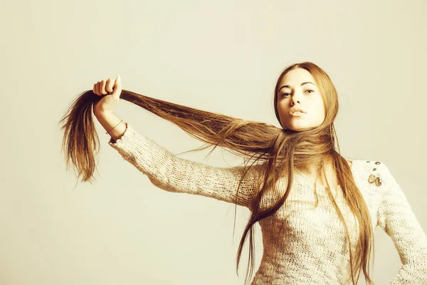 Hübsches Mädchen mit langen Haaren — Stockfoto