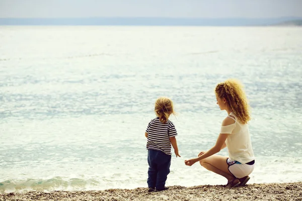 Madre Joven Mujer Hijo Bebé Niño Sentarse Playa Guijarros Cerca — Foto de Stock