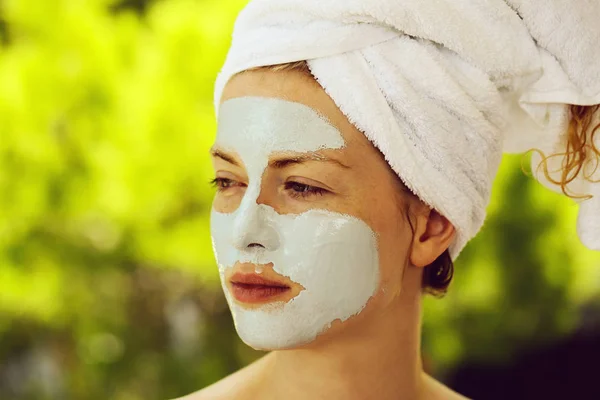 Mooi meisje met masker op het gezicht — Stockfoto