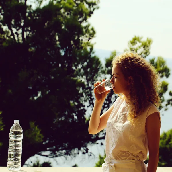 Güzel kız içecekler su