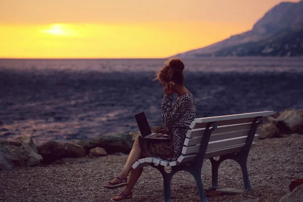 夜のビーチでノート パソコンを持つ女性 — ストック写真