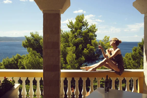 Şarap kadehi ile güzel kadın