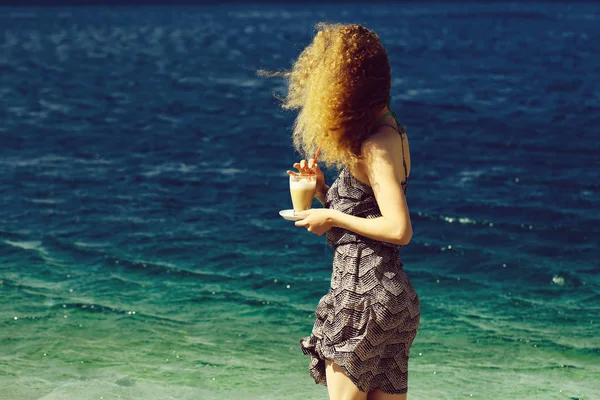 Bouclé blonde femme sur la plage — Photo