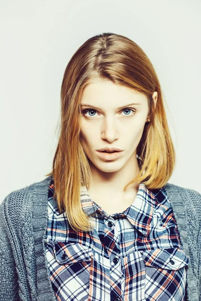 Kızıl saçlı güzel kız