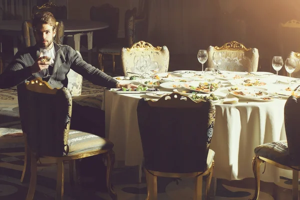 Yakışıklı adam içki şarap