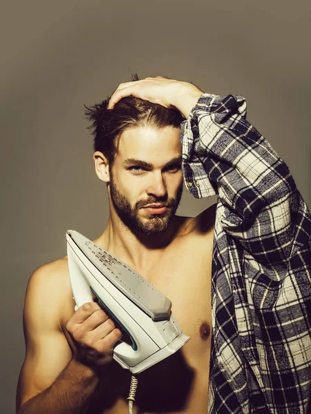 Demir ile seksi gömleksiz adam