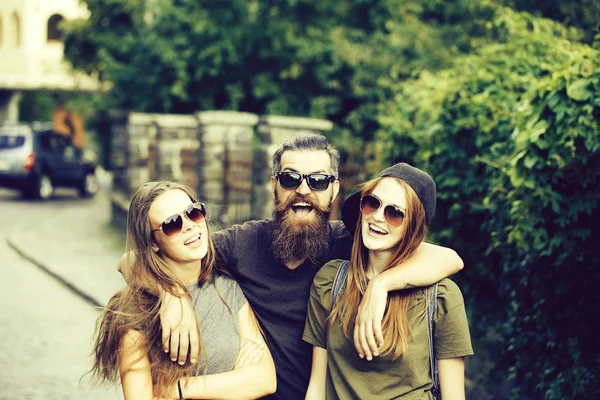 Young Man Hipster Handsome Bearded Face Man Hugging Two Pretty — Stock Photo, Image