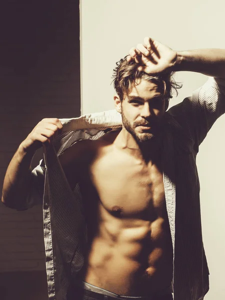 Yakışıklı adam kas gövde gösterir